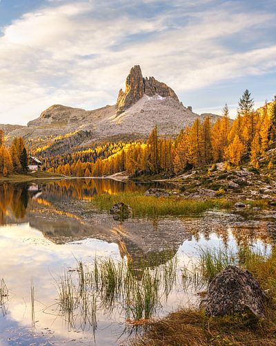 Het meer van Federa in de herfst in de Dolomieten