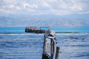 Houtensteiger in de zee aan de kust van Corfu van Ingrid Van Maurik