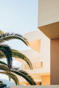 Het gele hotel in de bergen op Kreta, Griekenland van Milou Emmerik