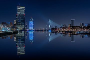 Rotterdam Erasmusbrug en skyline van Manon van Alff