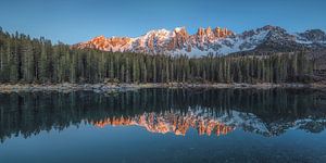 Dolomites Lac de Carezza avec embrasement des Alpes