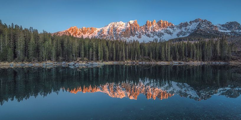 Dolomiten Karersee mit Alpenglühen von Jean Claude Castor