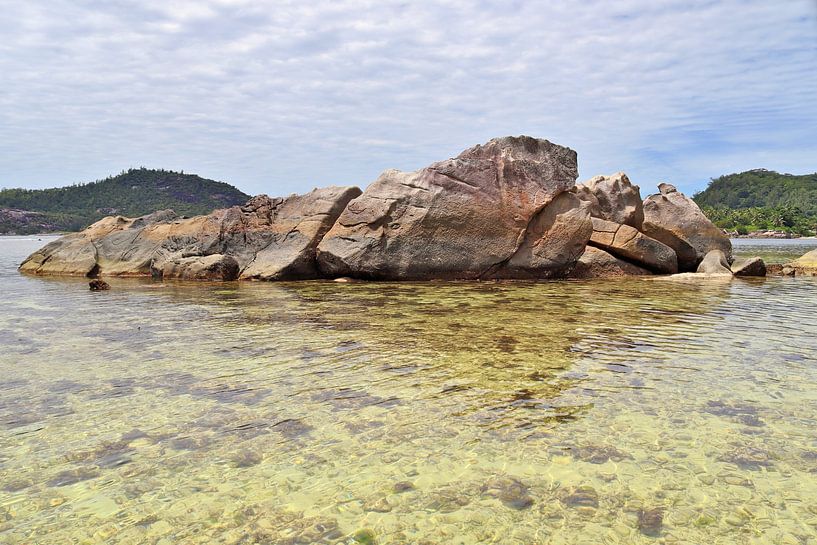 Ein Strand mit Felsen auf den Seychellen von MPfoto71