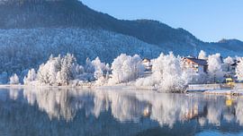 Une journée glaciale au lac Weissensee, dans l'Allgäu bavarois, en Allemagne, avec une ambiance hivernale ensoleillée