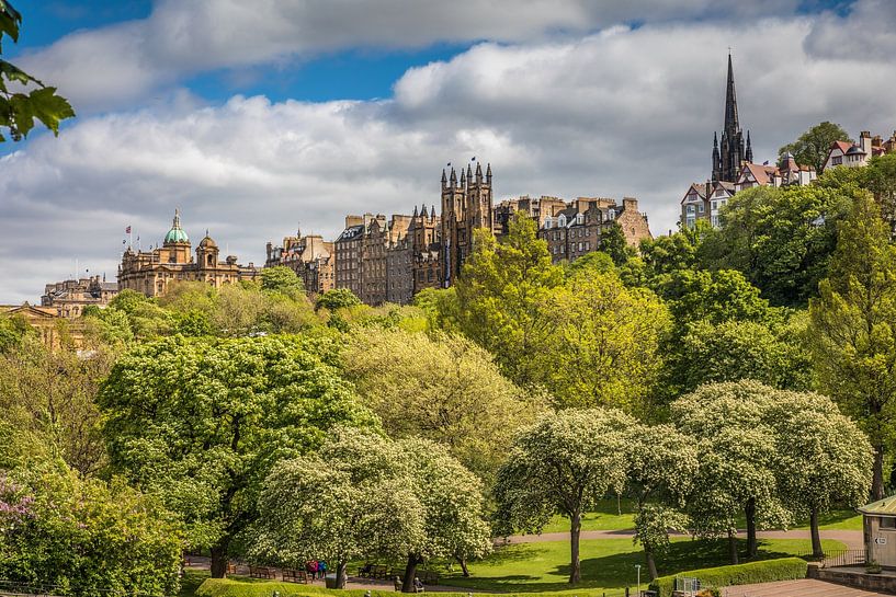 Uitzicht vanaf Princes Street Gardens naar de Old Town, Edinburgh van Christian Müringer
