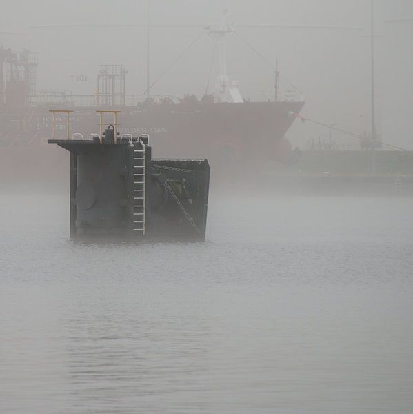 Schepen in de haven de boeg en mist van scheepskijkerhavenfotografie