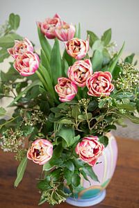 Pink tulips in vase sur Anne Hana