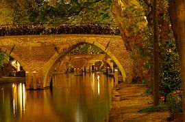 Orphan bridge over the Oudegracht in Utrecht by Donker Utrecht