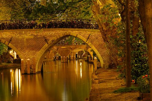 Orphan bridge over the Oudegracht in Utrecht by Donker Utrecht