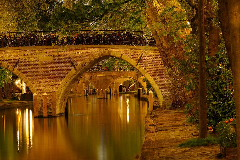 Weesbrug over de Oudegracht in Utrecht van Donker Utrecht