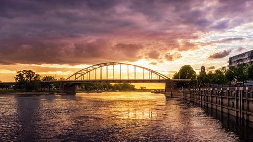 DEVENTER WILHELMINABRUG EN DE WELLE TIJDENS ZONSONDERGANG
