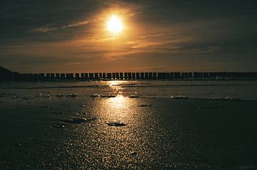 Zonsondergang op het strand van Zingst, romantisch van Martin Köbsch
