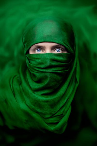 Yeux azur et tissu vert dans "Turquoise Thistle" - Un art unique pour les intérieurs rustiques par Elianne van Turennout