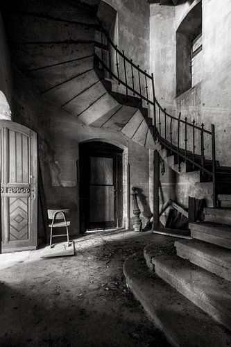 De verlaten kerk in verval