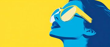 Vrouw met stijlvolle zonnebril voor geel van Poster Art Shop