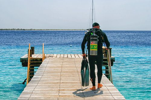 Taucher auf einem Steg auf Bonaire