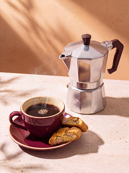 Kaffee aus der Mokkakanne und Cantuccini