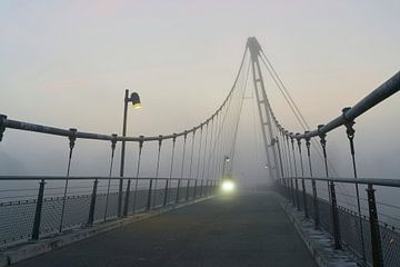 Hangbrug bij Maagdenburg met licht van een fietser van Heiko Kueverling