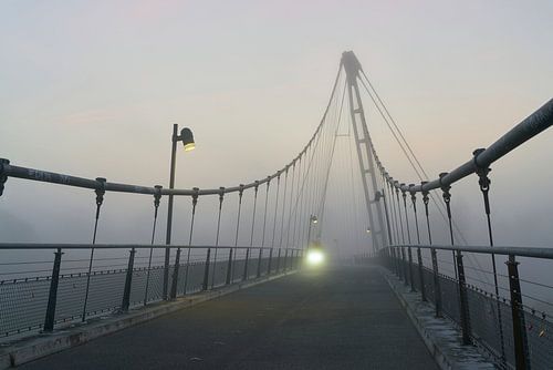 Hangbrug bij Maagdenburg met licht van een fietser
