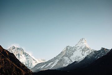 Eerste zonnestralen op Mount Everest en Mount Ama Dablam, Himalaya van Thea.Photo