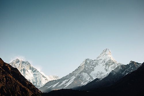 Eerste zonnestralen op Mount Everest en Mount Ama Dablam, Himalaya