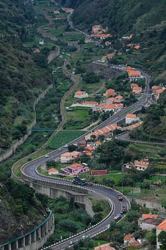 Bergstraße auf Madeira von Eric Hokke