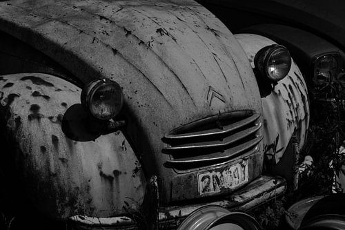 Citroën 2CV in black and white
