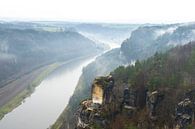 Mist in het Elbe-dal - Uitzicht vanaf het Basteiaussicht van Holger Spieker thumbnail
