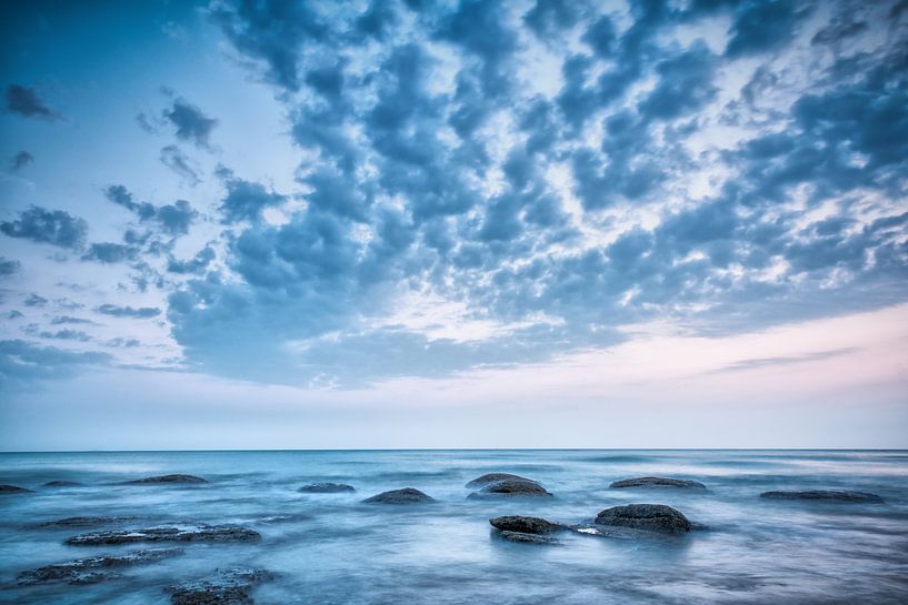 Blauw landschap met zee en lucht von Elles Rijsdijk