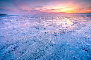 Zonsondergang boven de slikken van het wad