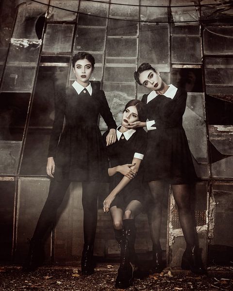 Urbex Mädchen in Schwarz von Moonheart Artworks