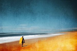 Abstract strandtafereel met surfer