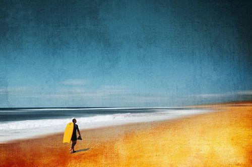 Abstract strandtafereel met surfer