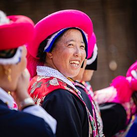 Traditioneel geklede vrouwen uit Shangri-la, China van Frank Verburg