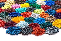 gekleurde plastic korrels