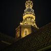 Tour de l'hôtel de ville de Zierikzee magnifiquement éclairée sur Leon Okkenburg