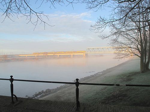 Spoorbrug in de mist