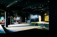Verlaten discotheek - Voormalige dansvloer vol graffiti op een verloren plek