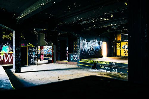 Verlaten discotheek - Voormalige dansvloer vol graffiti op een verloren plek