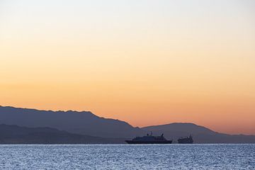 Zonsopkomst op het strand Malaga Andalusie! van Peter Haastrecht, van