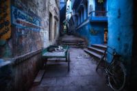 Chien endormi sur une charrette à bras dans un bidonville de Varanasi. Wout Kok One2expose