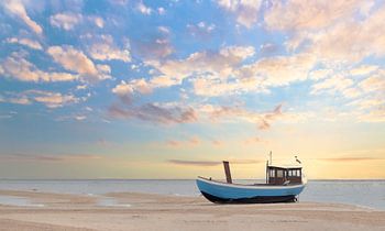 Blaues Fischerboot am Ostseestrand