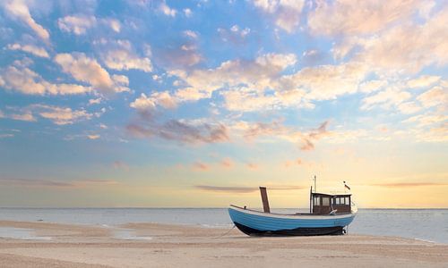 Blaues Fischerboot am Ostseestrand