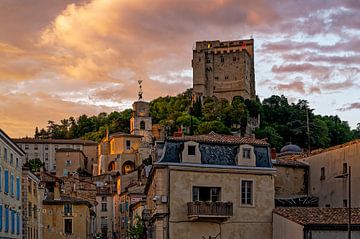 Sonnenuntergang auf dem Donjon in Crest France von Peter Bartelings