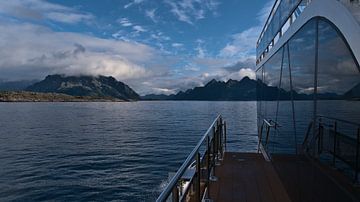 La côte des Lofoten se reflète dans la fenêtre d'un bateau sur Timon Schneider
