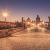 Lever de soleil sur le pont Charles à Prague sur Henk Meijer Photography