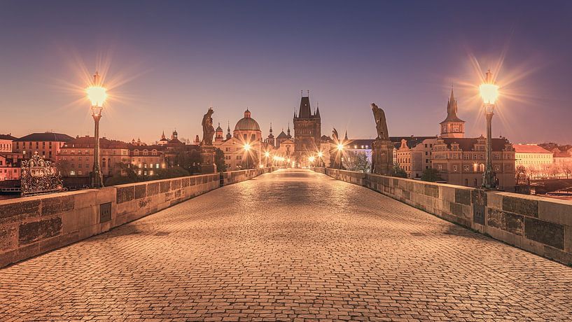 Zonsopkomst op de Karelsbrug in Praag van Henk Meijer Photography