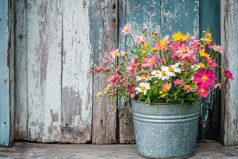 Wilde bloemen in metalen emmer van Art & Soul Creations