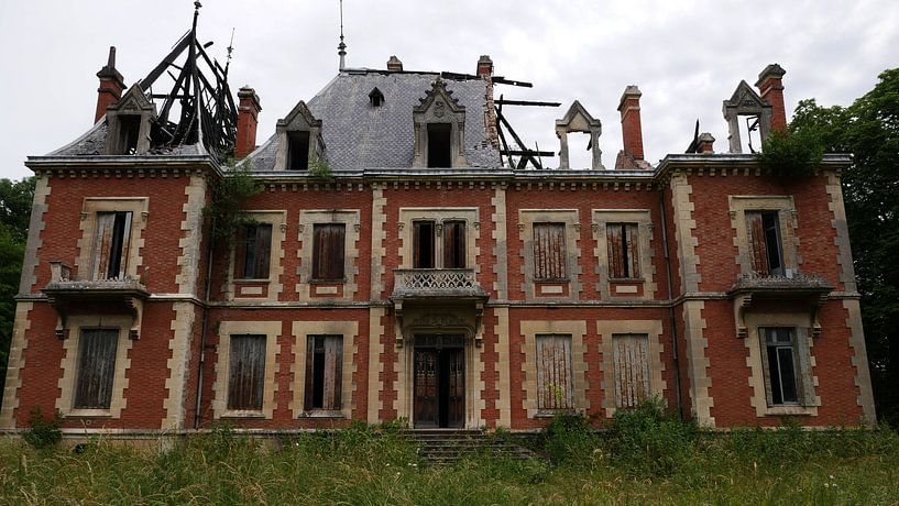 Decay exterior by Edou Hofstra