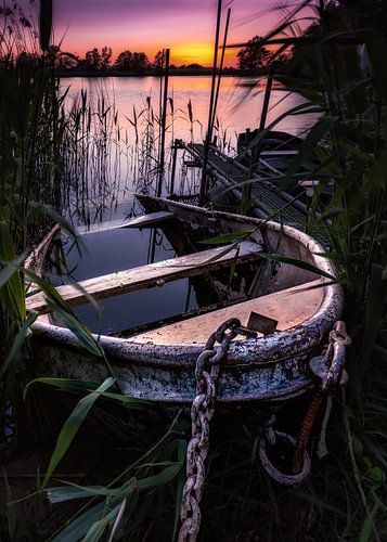 Roestig, gezonken bootje